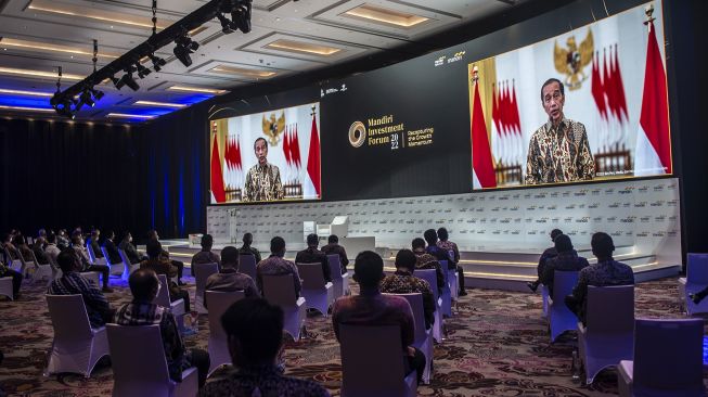 Presiden Joko Widodo memberikan paparannya secara daring pada Mandiri Investment Forum 2022 di Jakarta, Rabu (9/2/2022).  ANTARA FOTO/Muhammad Adimaja
