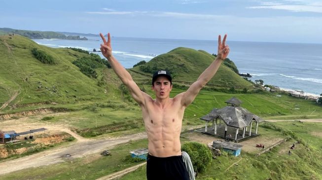 Marc Marquez Pamer Keindahan Lombok Sambil Telanjang Dada, Kemenparakraf: Hati-hati Masuk Angin!