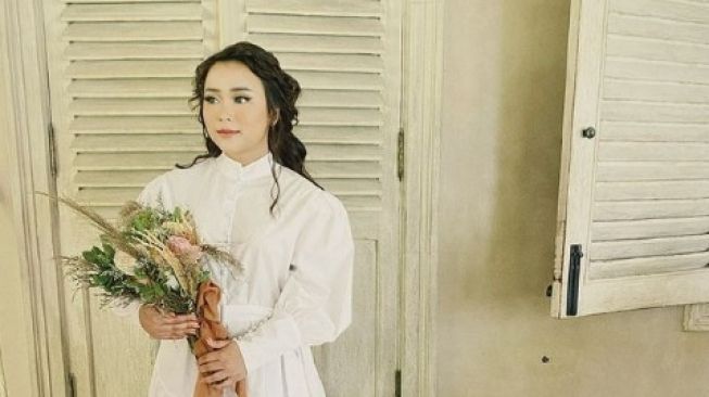 Cantik Bikin Pangling Jadi Noni Belanda di Foto Prewed, Adik Ayu Ting Ting Mirip Gita Gutawa