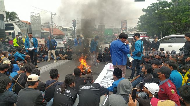 Massa PMII UIN Walisongo Tutup Jalan Pantura untuk Solidaritas Warga Desa Wadas