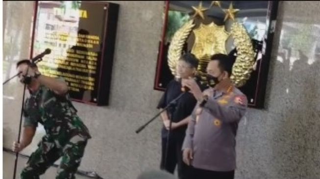 Viral! Betulkan Stand Mic Saat Hendak Sambutan, Aksi Jenderal Andika Perkasa Bikin Anggota Polri Panik