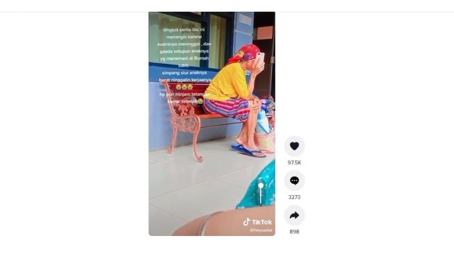 Tangisan seorang ibu sendirian karena suaminya meninggal dan tidak ada seorang pun anaknya. [TikTok] 