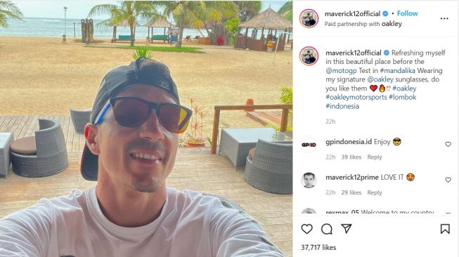 Maverick Vinales tampak santuy di pantai menggunakan kacamata dan topi miliknya (Instagram)