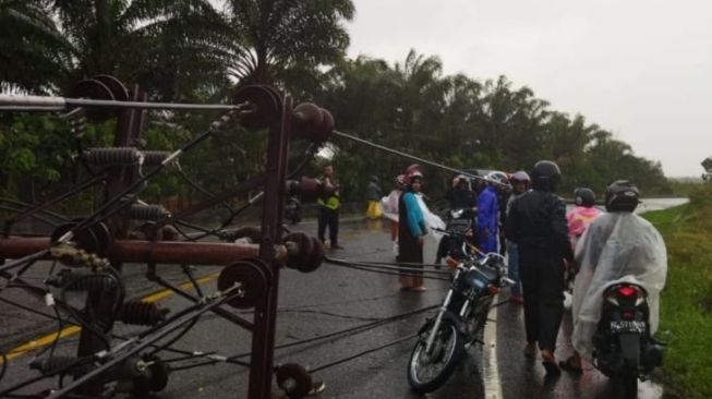 PLN Pulihkan Kelistrikan 10.969 Pelanggan Terdampak Banjir Bandang di Sumatera Barat