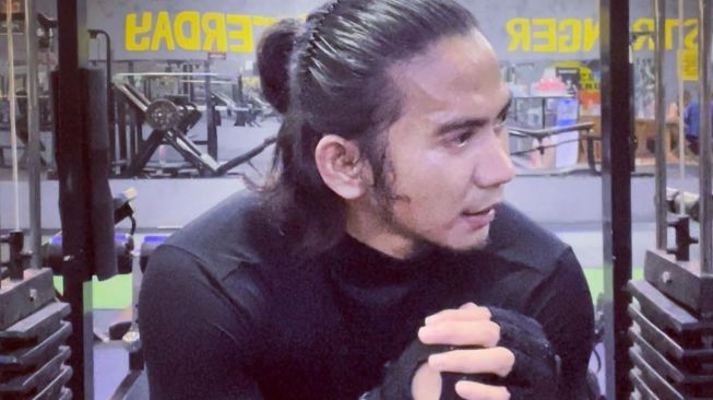 Rizki DA dengan tampilan rambut gondrongnya. [Instagram]