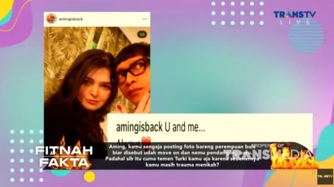 Foto Aming dengan caption mesra ke perempuan bule [YouTube: Trans TV official]