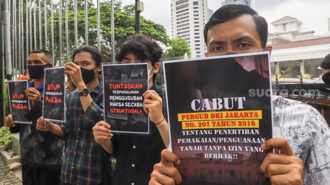 Unjuk Rasa Tolak Penggusuran Paksa di Balai Kota DKI Jakarta