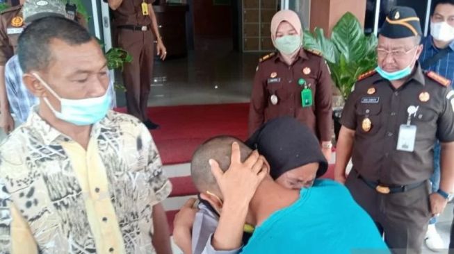 Dibebaskan Kejari Padang, Tangis Pemuda Tersangka Pencuri HP Pecah dan Langsung Sujud Syukur