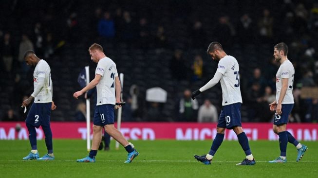 Reaksi pemain Tottenham saat keluar dari lapangan setelah  pertandingan pekan ke-24 Liga Inggris antara Tottenham Hotspur vs Southampton di Stadion Tottenham Hotspur di London, pada 9 Februari 2022. Southampton memenangkan pertandingan 3-2.Glyn KIRK / AFP.