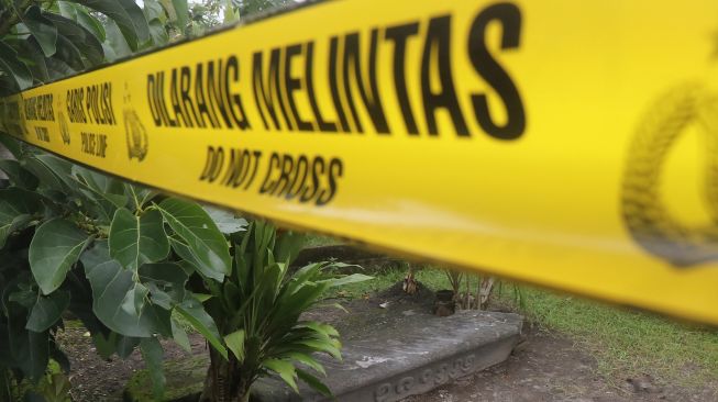 Kondisi situs Jambean yang dipasang garis polisi usai dirusak oleh orang tak bertanggung jawab di Desa Jambean, Kediri, Jawa Timur, Kamis (10/2/2022).  ANTARA FOTO/Prasetia Fauzani