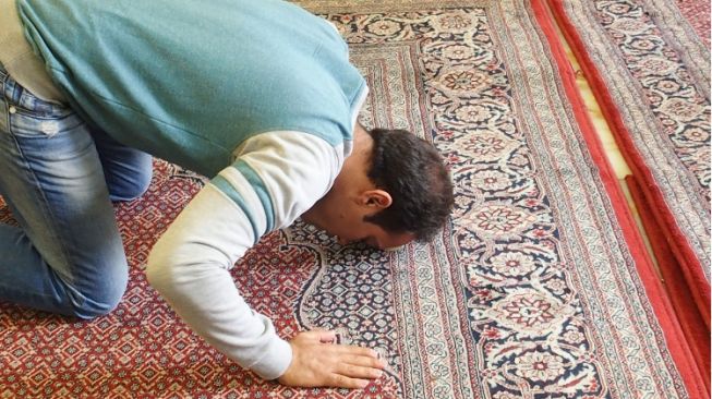 5 Aplikasi Azan dan Pengingat Salat Gratis di Ponsel Android