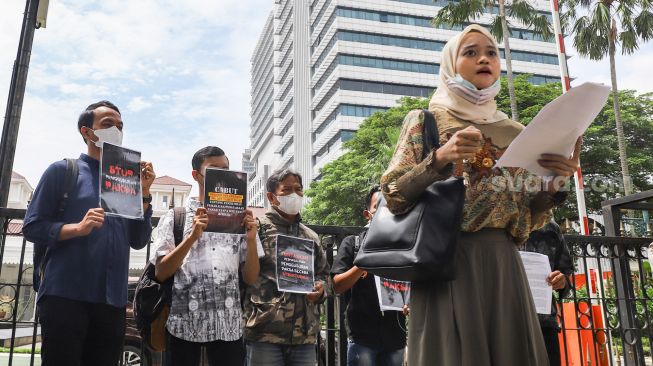 Massa yang tergabung dalam Koalisi Rakyat Menolak Penggusuran (KRMP) berunjuk rasa di depan Balai Kota DKI Jakarta, Jakarta Pusat, Kamis (10/2/2022). [Suara.com/Alfian Winanto]