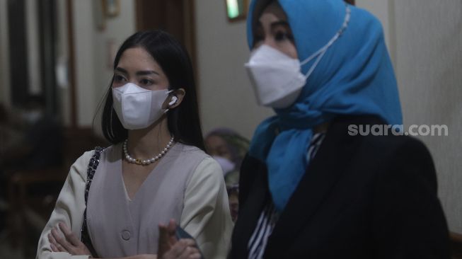 Aktris Ririn Dwi Ariyanti saat ditemui di Pengadilan Agama Jakarta Selatan, Jakarta, Kamis (10/2/2022). [Suara.com/Angga Budhiyanto]