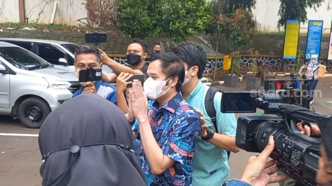 Aldi Bragi usai mengucapkan ikrar talak terhadap Ririn Dwi Ariyanti di Pengadilan Agama Jakarta Selatan, Kamis (10/2/2022). [Adiyoga Priyambodo/Suara.com]