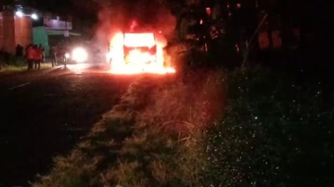 Ngeri! Tabrak Mobil Damkar yang akan Bertugas Hingga Terbakar, Satu Pengemudi dan Pembonceng Motor di Cilacap Tewas