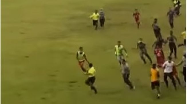 Viral kericuhan pertandingan Farmel FC melawan NZR Sumbersari FC pada Liga 3 Zona Nasional Musim 2021/2022 Grup O di Stadion Gajayana, Malang, Jawa Timur, Rabu (9/2/2022). [tangkapan layar Instagram]