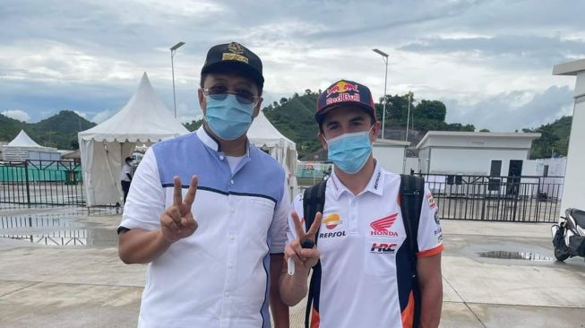 Potret Gubernur NTB Zulkieflimansyah bersama Marc Marquez di Sirkuit Mandalika, NTB. [Foto : Dok Gubernur NTB]