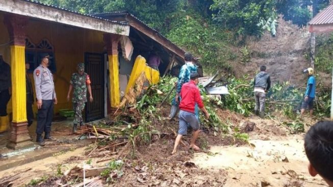 Satu Rumah Warga di Sergai Sumut Rusak Berat Akibat Tertimpa Longsor