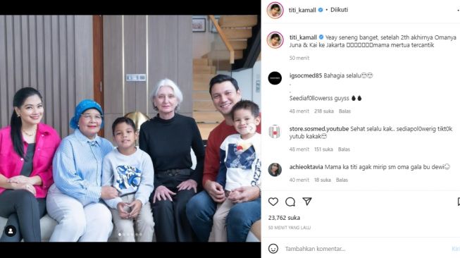 Ibu Titi Kamal dan ibu Christian Sugiono (instagram.com)