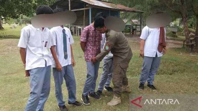 Asyik Main Domino, 4 Pelajar SMP di Padang Diciduk Satpol PP Saat Bolos