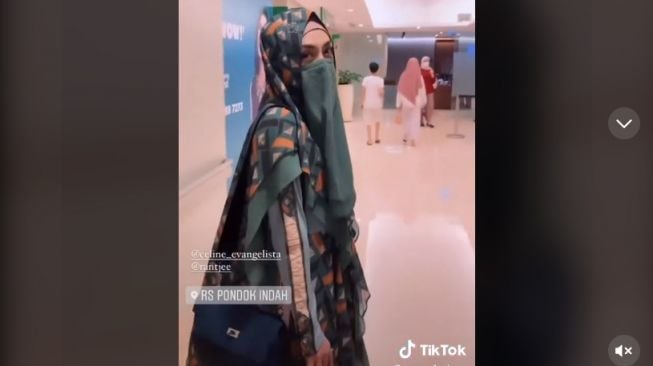 celine Evangelista berjilbab [Tik Tok/@maruefashary]