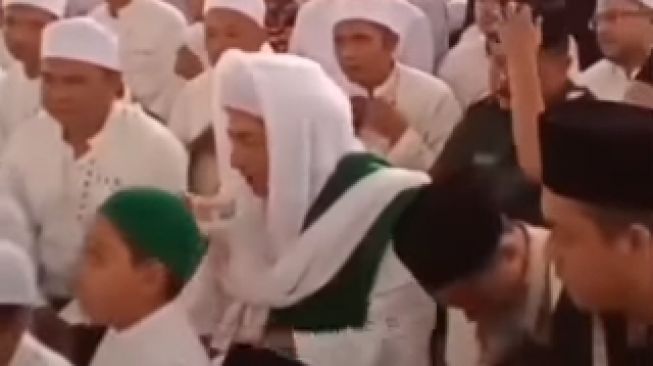 Melihat Momen Saat Habib Luthfi bin Yahya Membercandai Dua Anak Kecil di Acara Maulid, Bikin Senyum-senyum Sendiri