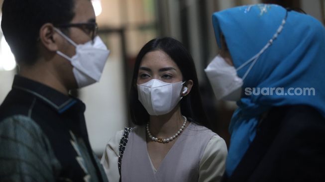 Aktris Ririn Dwi Ariyanti saat ditemui di Pengadilan Agama Jakarta Selatan, Jakarta, Kamis (10/2/2022). [Suara.com/Angga Budhiyanto]