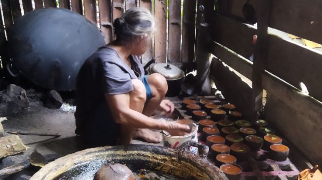 Mengenal Sosok Ibu Nia, Pembuat Gula Merah di Desa Todang-Todang