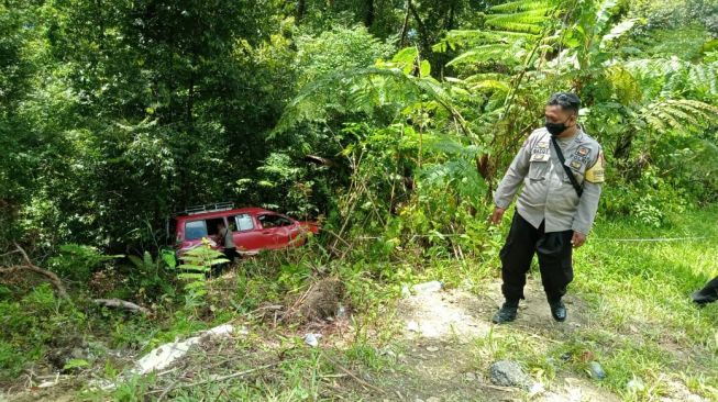 Minibus Lintas Namrole-Namlea Terjun ke Jurang, Dua Tewas