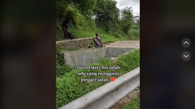 Bikin Mata Berkaca-kaca,  Viral Video Ayah Tunggu Anak Pulang di Pinggir Jalan