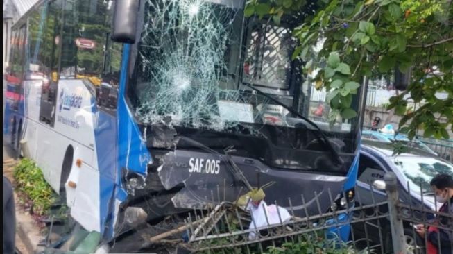 Tabrak Separator Busway, Tangki Bahan Bakar Bus TransJakarta Bocor, Berceceran di Jalan Ciledug Raya