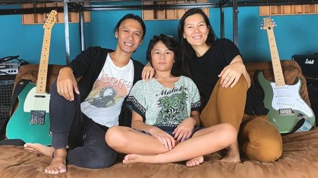 Eross Chandra bersama istri, Sarah Diorita dan putranya, El Pitu. [Instagram]