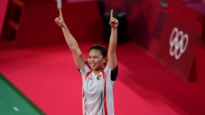 Ekspresi Greysia Polii usai memenangi partai final ganda putri bulutangkis Olimpiade Tokyo bersama partnernya, Apriyani Rahayu, Senin (2/8/2021). [Pedro PARDO / AFP]