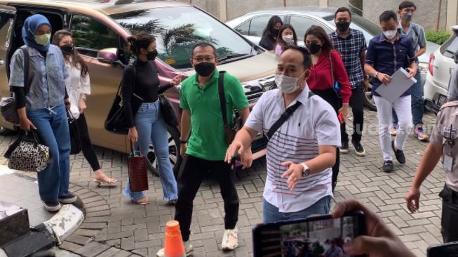 Anang Hermansyah dan Ashanty mendatangi kantor BAPPEBTI, Jumat (11/2/2022) terkait token kripto ASIX miliknya yang dilarang diperdagangkan. [Adiyoga Priyambodo/Suara.com]