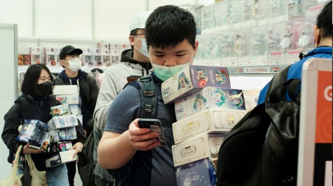 Para pengunjung berbelanja di Festival Komik dan Animasi Internasional ke-10 di Taipei, Taiwan, Kamis (10/2/2022). [Sam Yeh / AFP]