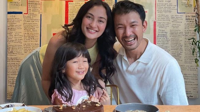 Atiqah Hasiholan bersama Rio Dewanto dan putrinya. [Instagram]