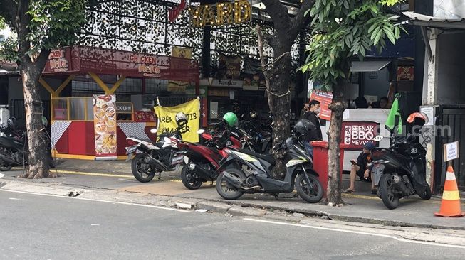 Ojol Marak Parkir di Atas Trotoar, Kadishub Jakbar: Bagai Gebah Lalat di Atas Bangkai Ikan