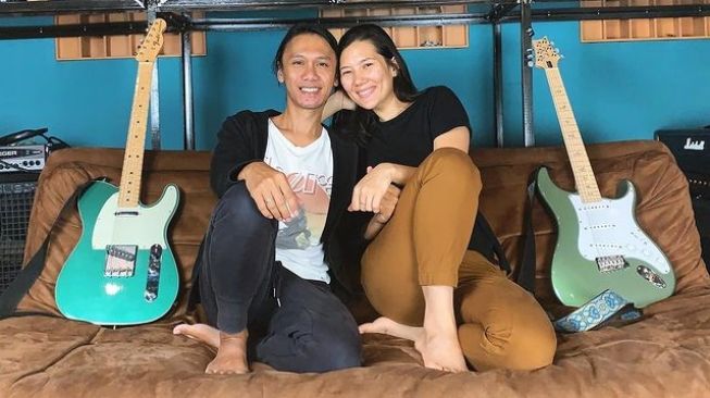 Eross Chandra bersama istri, Sarah Diorita. [Instagram]