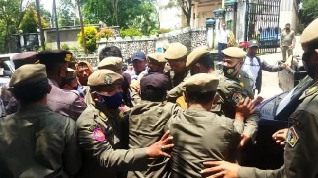 Wartawan Kendari Jadi Korban Kekerasan Anggota Polisi dan Satpol PP Saat Liput Unjuk Rasa