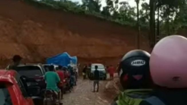 Jalan Utama Mamuju - Majene di Desa Takandeang Kecamatan Tapalang Longsor, Kendaraan Harus Antre