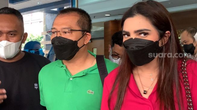 Pasangan selebriti Anang Hermansyah dan Ashanty saat di wawancarai wartawan di gedung Badan Pengawas Perdagangan Berjangka Komoditi (Bappebti), Senen, Jakarta Pusat, Jumat (11/2/2022). [Suara.com/Adiyoga Priyambodo]