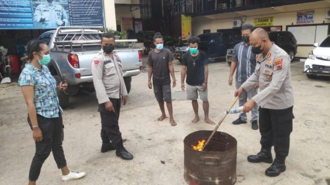 Musnahkan Barang Bukti, Polisi Bakar 2,3 Kg Ganja