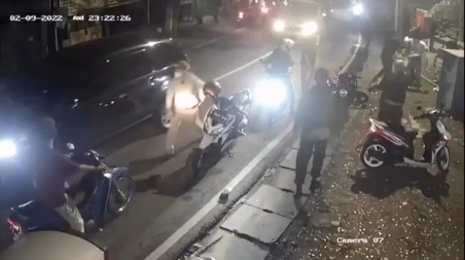 Tangkapan layar CCTV seorang pria dikeroyok sejumlah orang di Jalan M Kahfi 1, Jagakarsa, Jakarta Selatan, Rabu (9/2/2022) malam. [Ist]