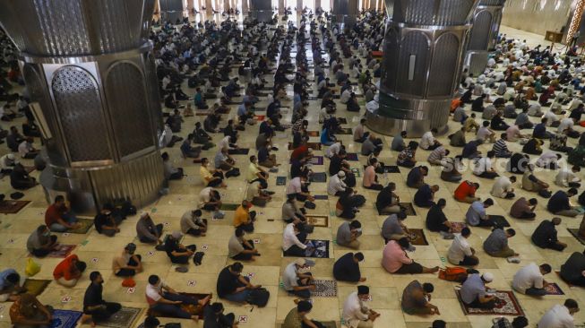 Jamaah melaksanakan ibadah shalat Jumat di Masjid Istiqlal, Jakarta Pusat, Jumat (11/2/2022). [Suara.com/Alfian Winanto]