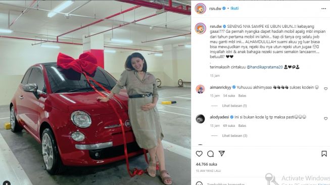 Rosiana Dewi dapat kado mobil dari suami (instagram.com)