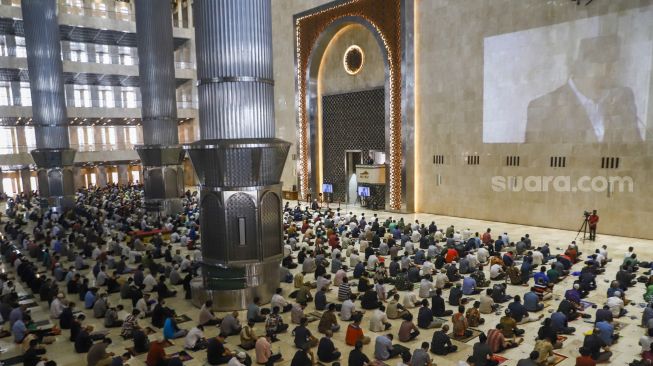 Jamaah melaksanakan ibadah shalat Jumat di Masjid Istiqlal, Jakarta Pusat, Jumat (11/2/2022). [Suara.com/Alfian Winanto]