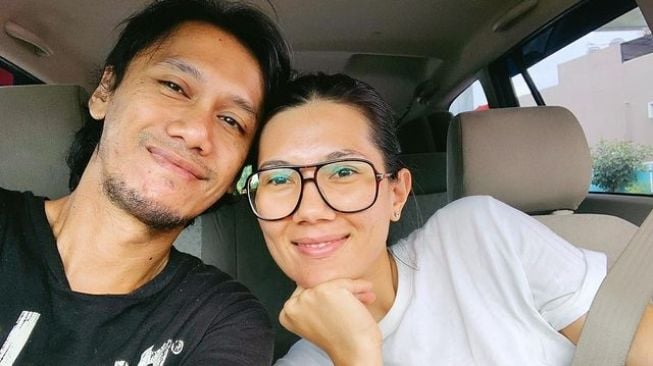 Eross Chandra bersama istri, Sarah Diorita. [Instagram]