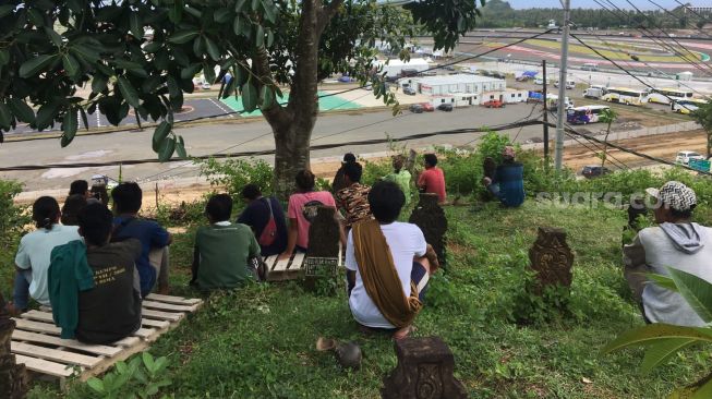 Demi Lihat Marc Marquez di Sirkuit Mandalika, Budi Naik ke Atas Bukit Lalu Nonton Gratis di Kuburan