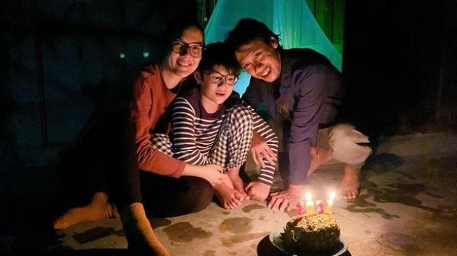 Eross Chandra bersama istri, Sarah Diorita dan putranya, El Pitu. [Instagram]