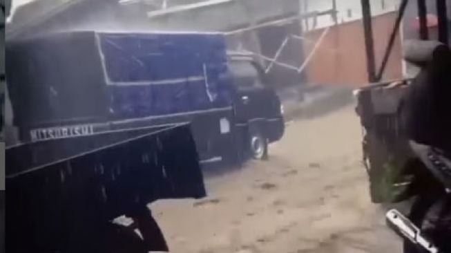 Banjir Bandang Terjang Pasar Kaliangkrik Magelang, Video Mencekamnya Viral di Media Sosial